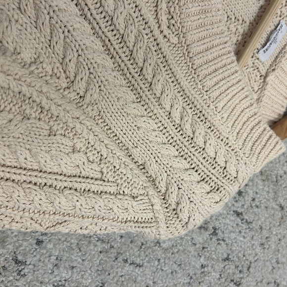 L.L.Bean Signature M cotton cable knit V-Neck sweater in excellent used conditio - Picture 5 of 12